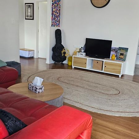 This Fabulous, Single-Level 3 Plus 1 Small Room With Folding Sofa Home Auckland Eksteriør billede