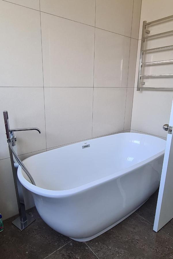 This Fabulous, Single-Level 3 Plus 1 Small Room With Folding Sofa Home Auckland Eksteriør billede