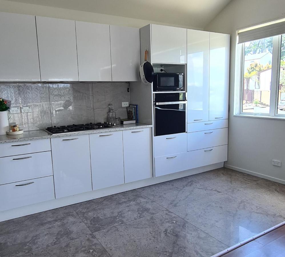 This Fabulous, Single-Level 3 Plus 1 Small Room With Folding Sofa Home Auckland Eksteriør billede