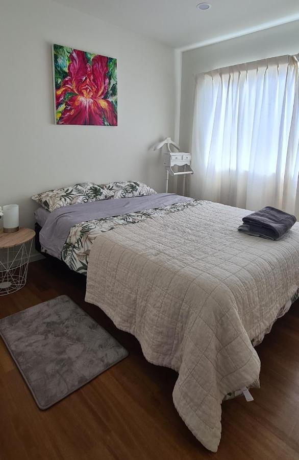 This Fabulous, Single-Level 3 Plus 1 Small Room With Folding Sofa Home Auckland Eksteriør billede